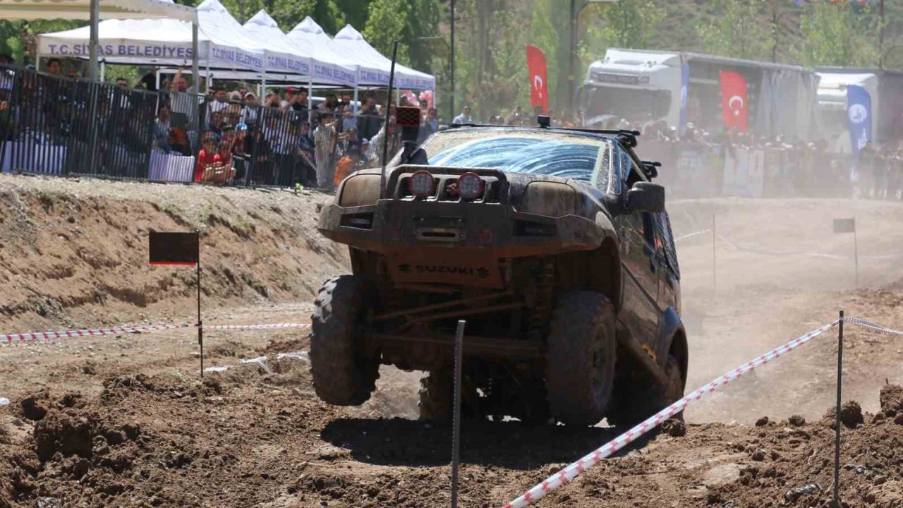 Sivas’ta off road festivalinde takla atan araç yürekleri ağza getirdi