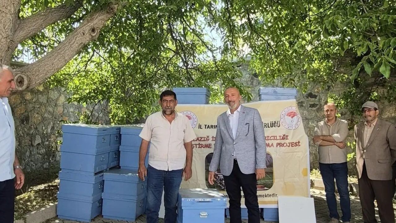 Sivrice’de arıcılara kovan desteği