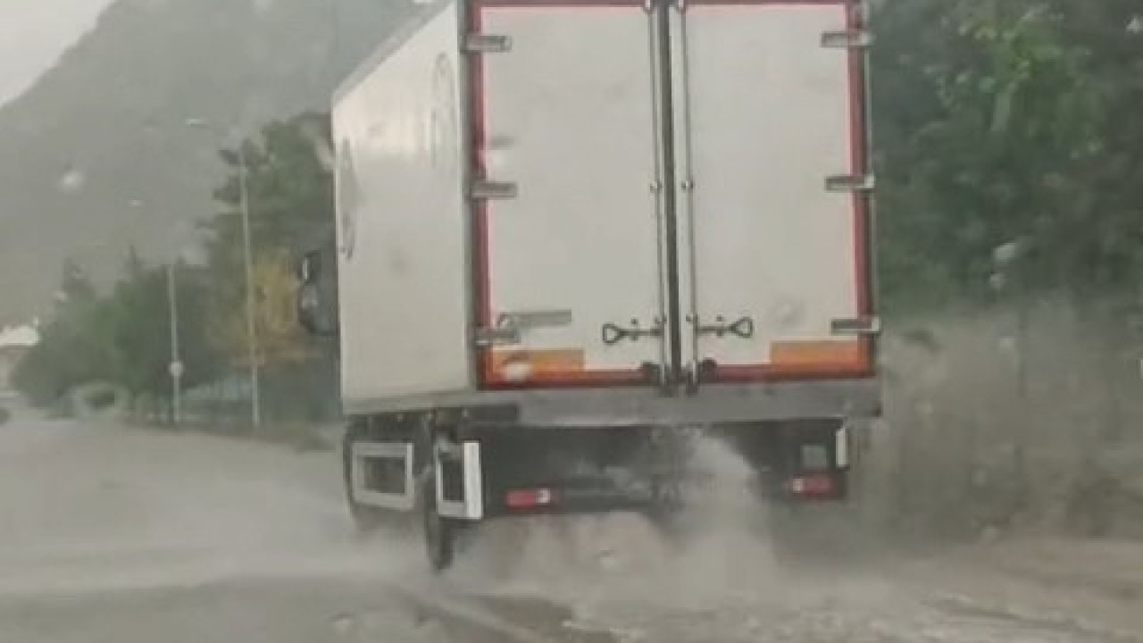 Sivrihisar’da sağanak etkili oldu, sürücüler zor anlar yaşadı