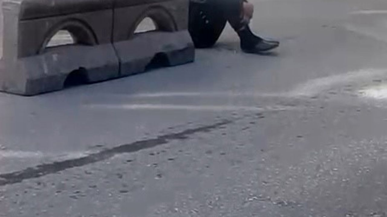 Sokak ortasında hareketsiz duran şahıs tedirginliğe yol açtı
