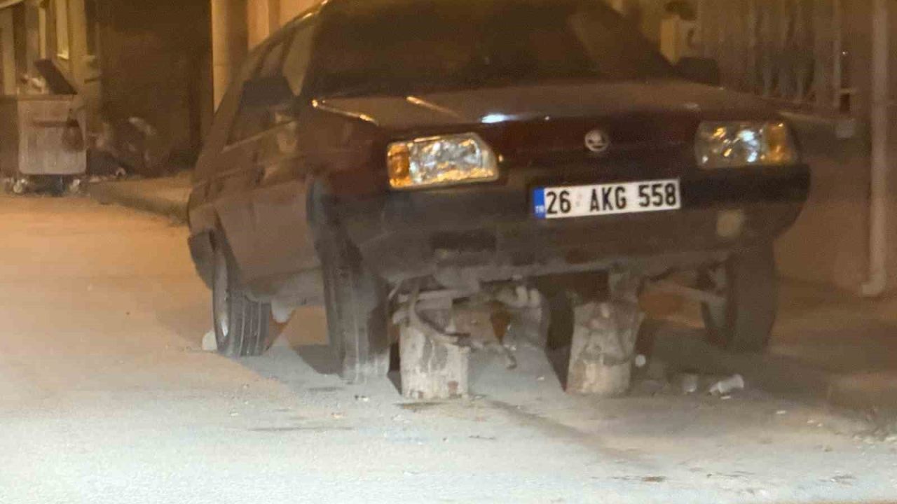 Sokak ortasonda kütükler üzerine bırakılan araç dikkat çekti