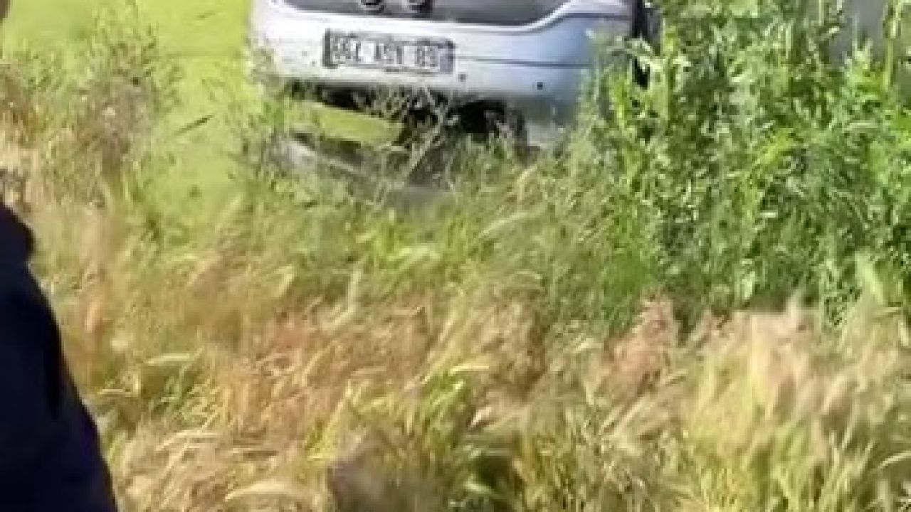 Su dolu drenaj kuyusuna gömülü otomobilden 2 ceset çıktı