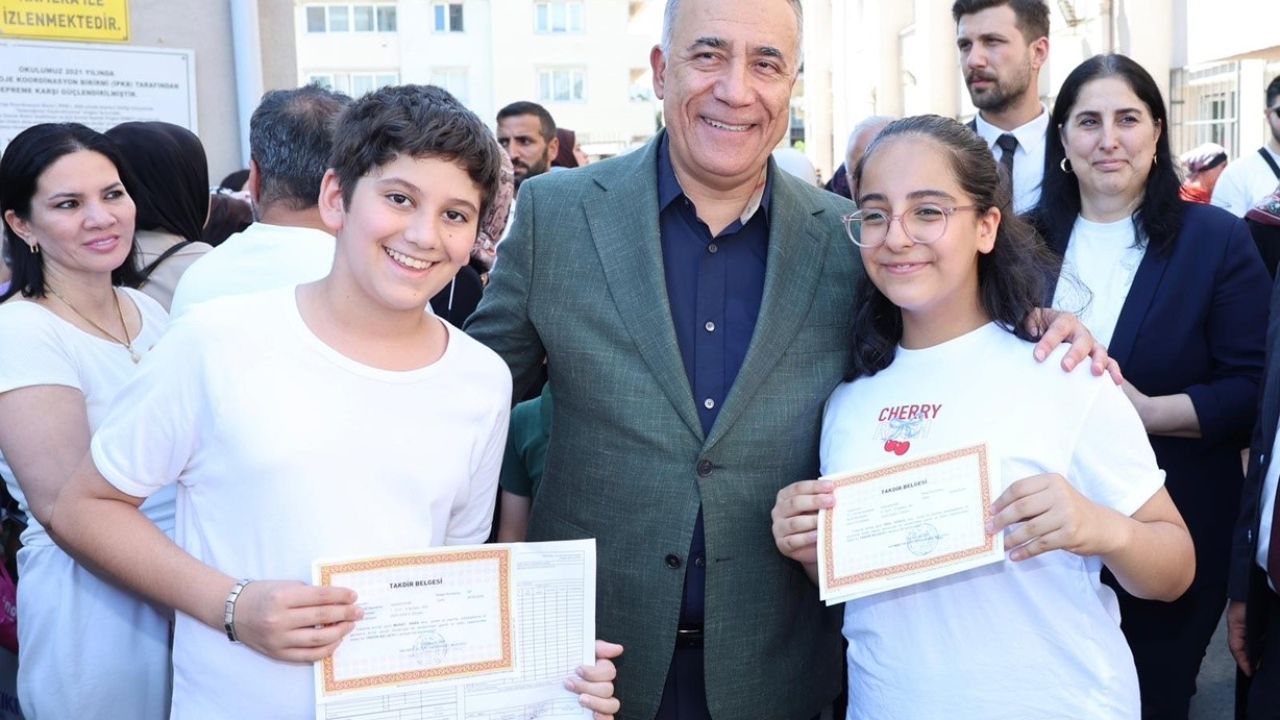 Sultangazi’de Başkan Dursun, öğrencilerin karne heyecanına ortak oldu