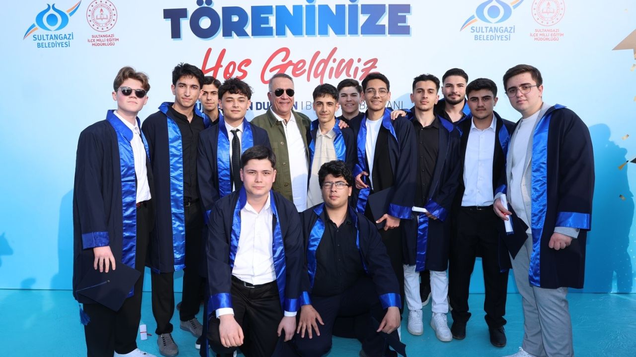 Sultangazi’de lise öğrencilerinin mezuniyet coşkusu