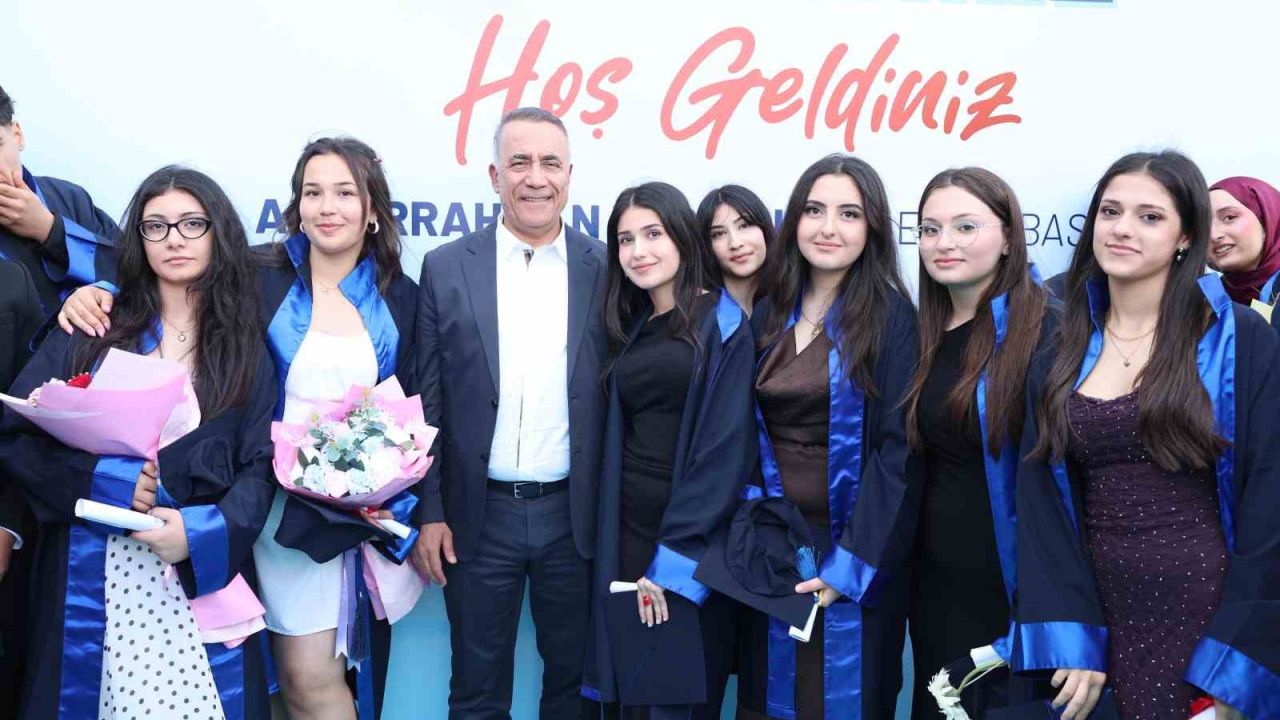 Sultangazi’de lise öğrencilerinin mezuniyeti coşkuyla kutlandı