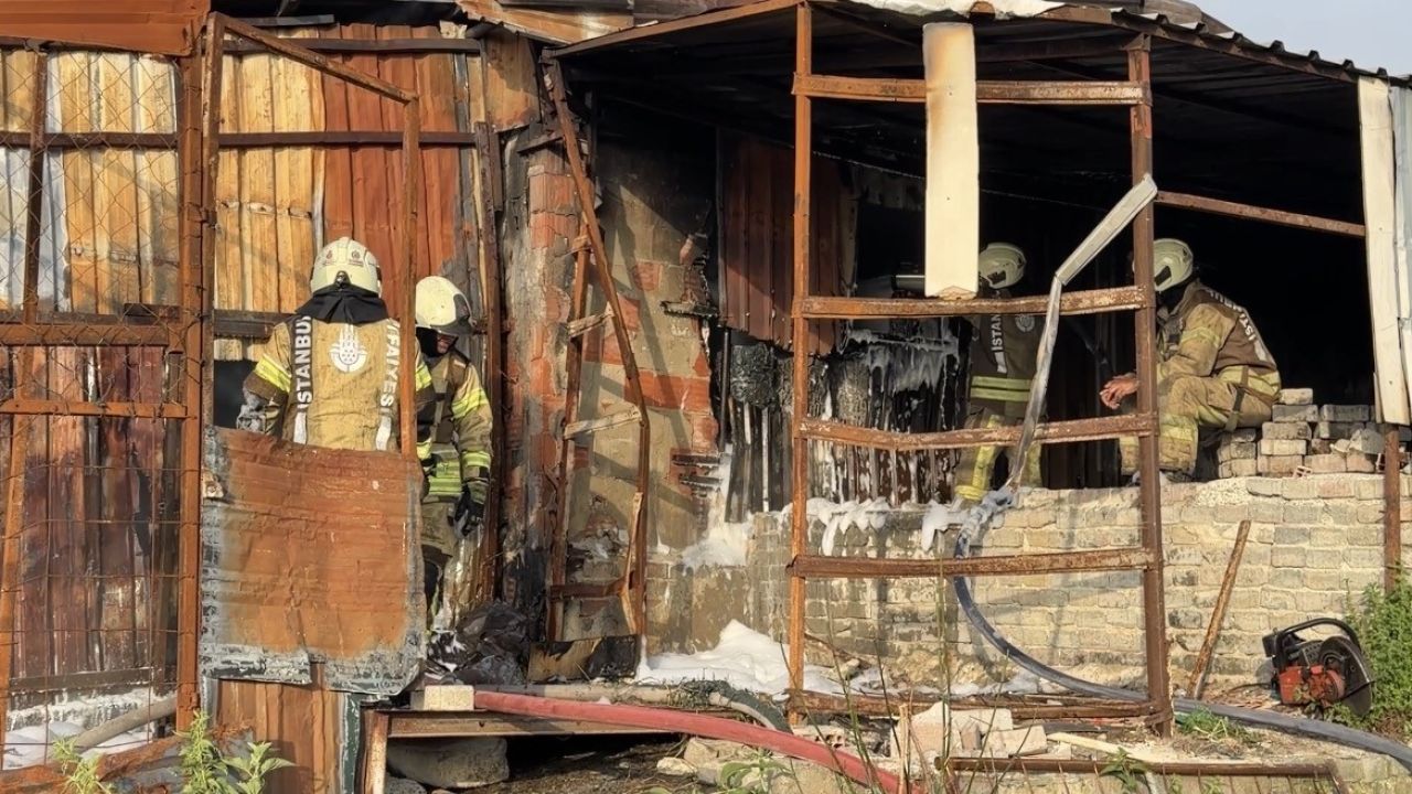 Sultangazi’de plastik eşya deposu alevlere teslim oldu