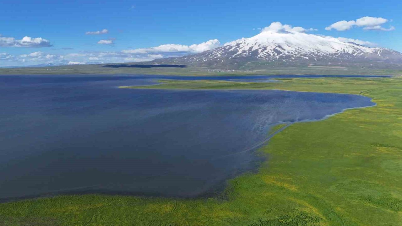 Süphan Dağı’nın eteklerindeki saklı cennet: Cil Gölü mest ediyor