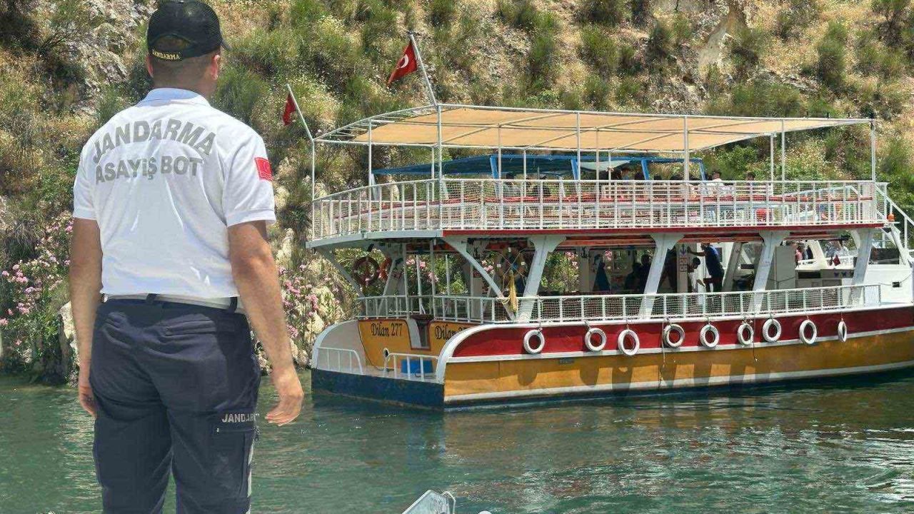 Sürüklenen teknedeki turistleri jandarma tahliye etti