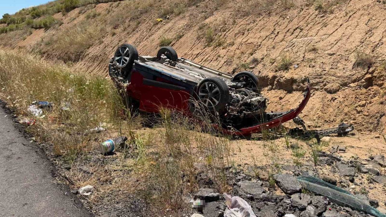 Takla atan otomobildeki 2 kişi yaralandı
