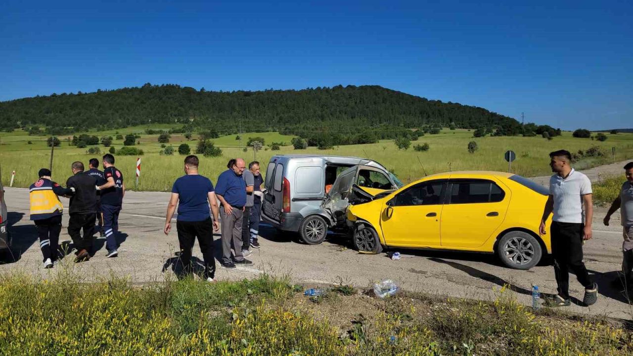 Taksi ile hafif ticari araç çarpıştı: 4 yaralı