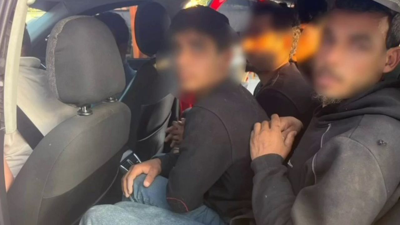 Taksiyle göçmen kaçıran insan tacirleri polisten kaçamadılar