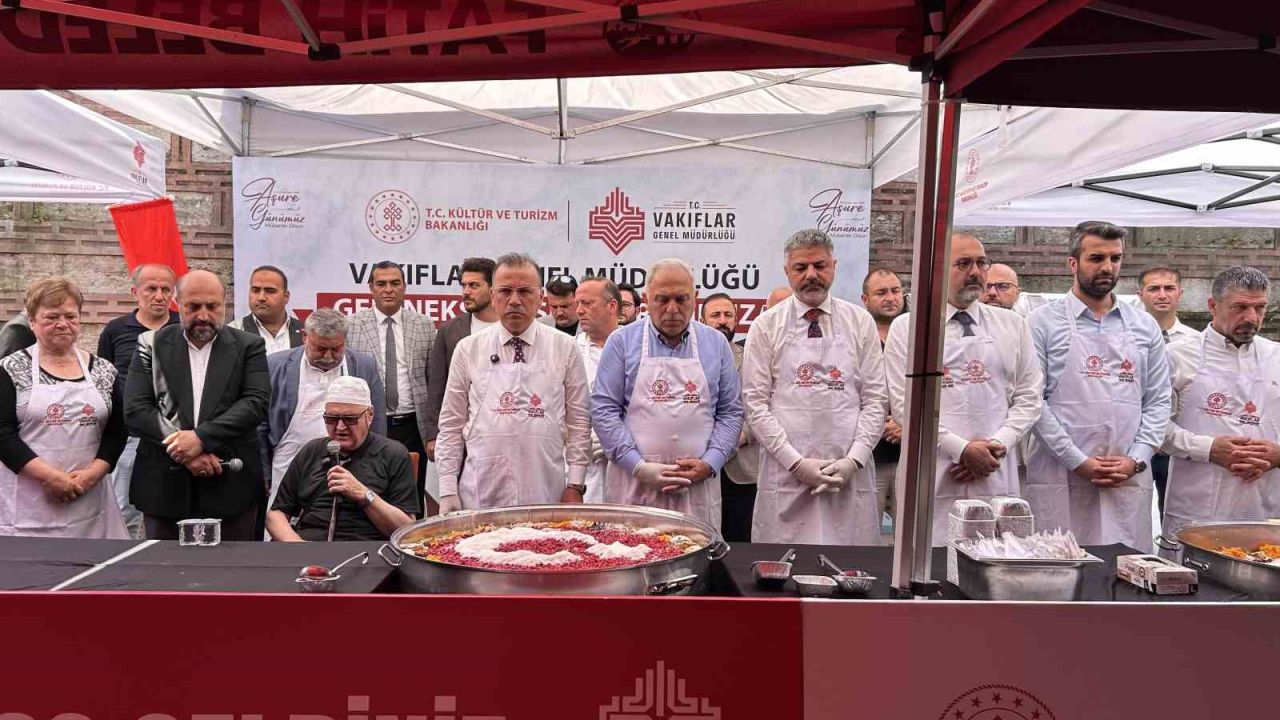 Tarihi Mısır Çarşısı’nda 20 bin kişilik aşure ikramı