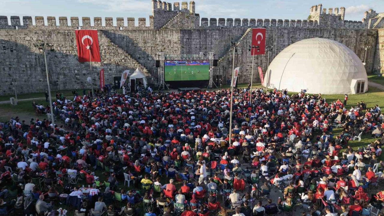 Tarihi Yedikule Hisarında milli takıma destek