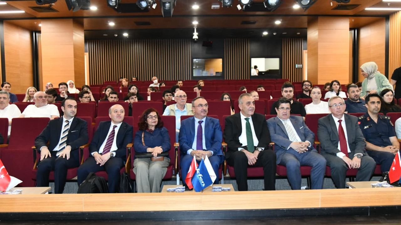 "Tarihin İzinde Tekirdağ" konferansında kentin tarihi gelişimi, kültürel mirası ve stratejik önemi anlatıldı