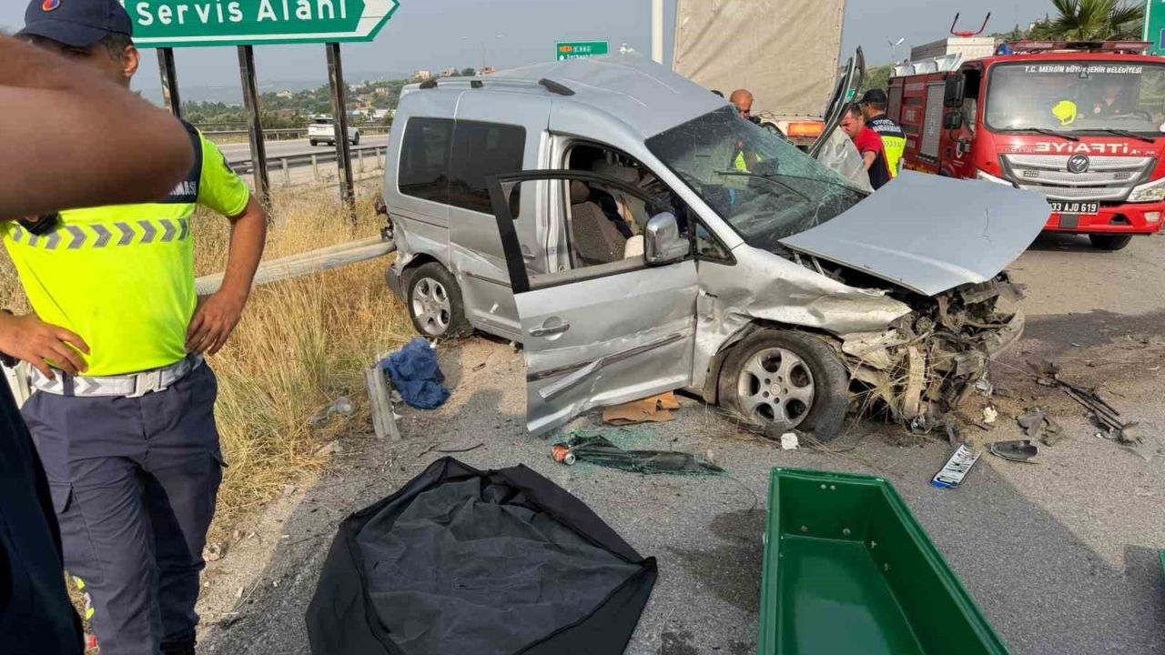 Tarsus’ta otomobil tıra çarptı: 1 ölü, 4 yaralı