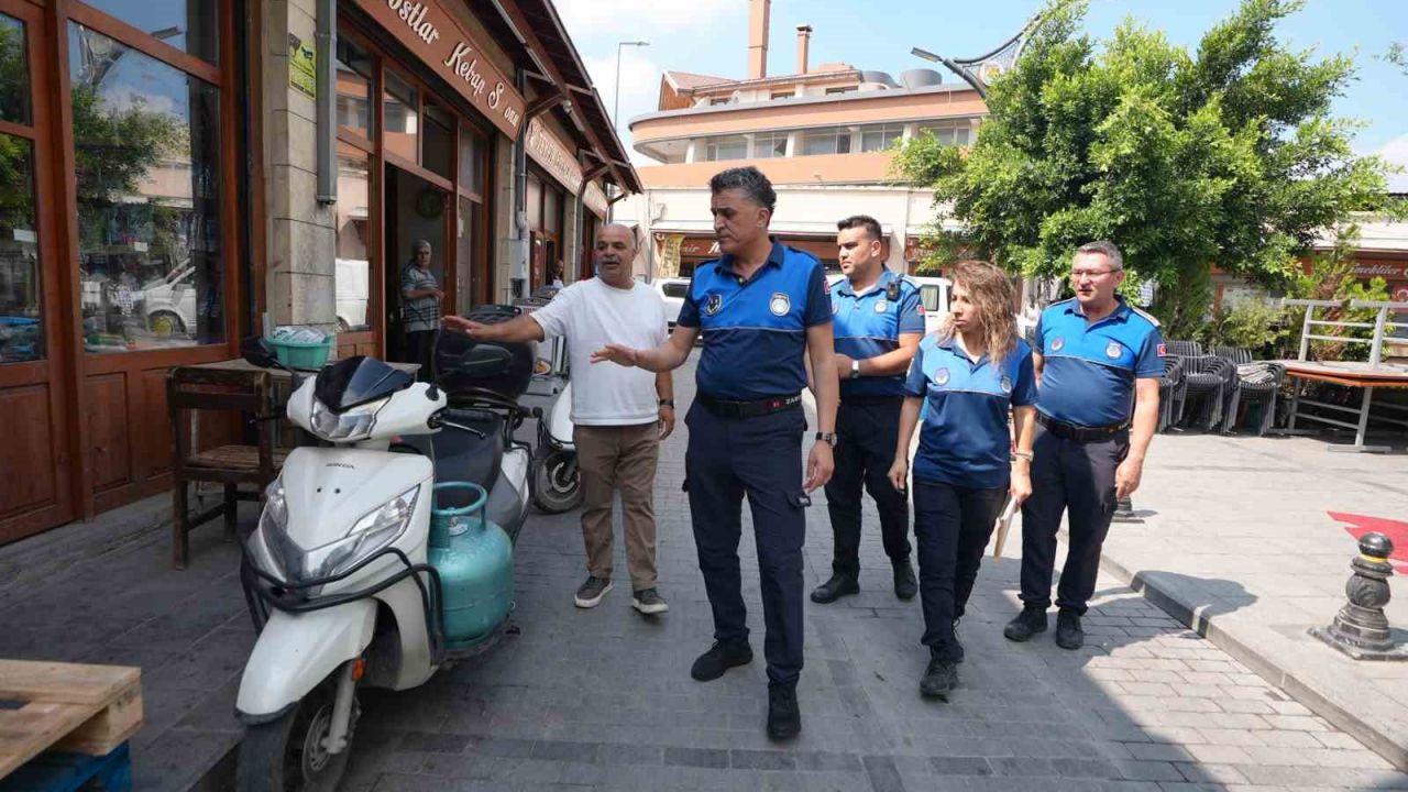 Tarsus’ta zabıtadan esnafa ortak kullanım alanı bilgilendirmesi