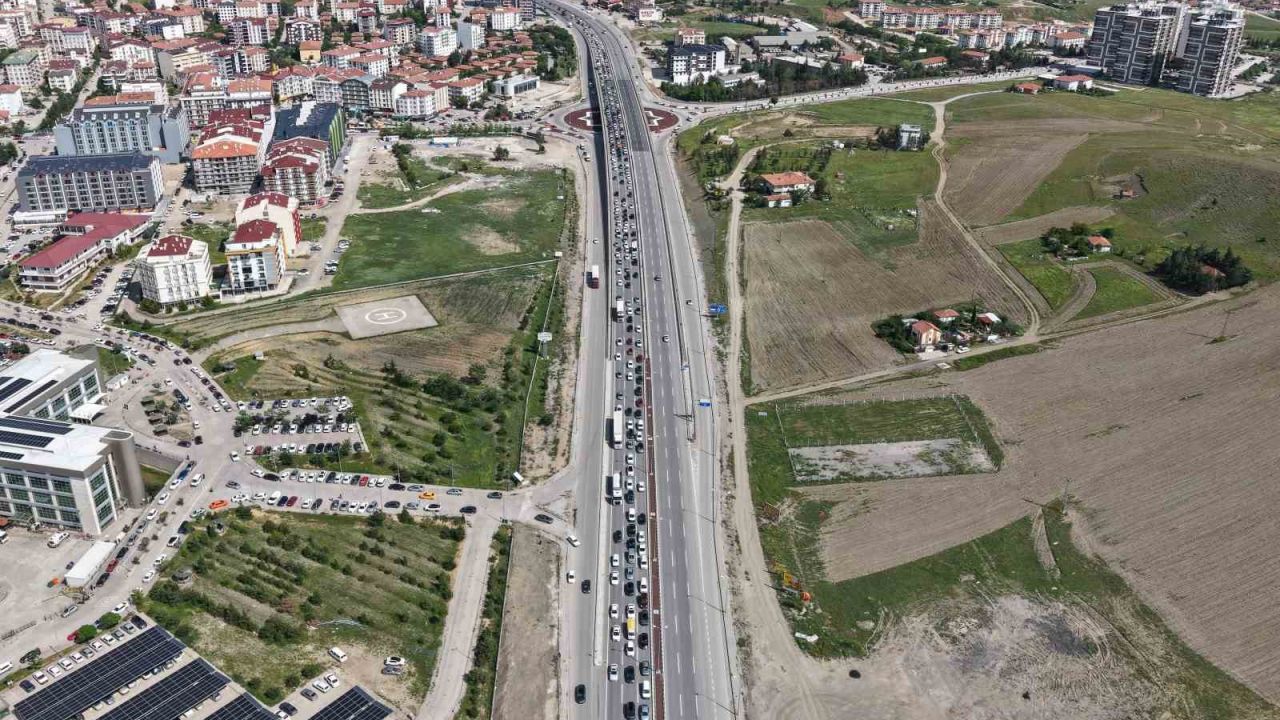 Tatil bitti, yoğunluk bitmedi: 43 ilin geçiş noktasında dönüş trafiği yaşandı