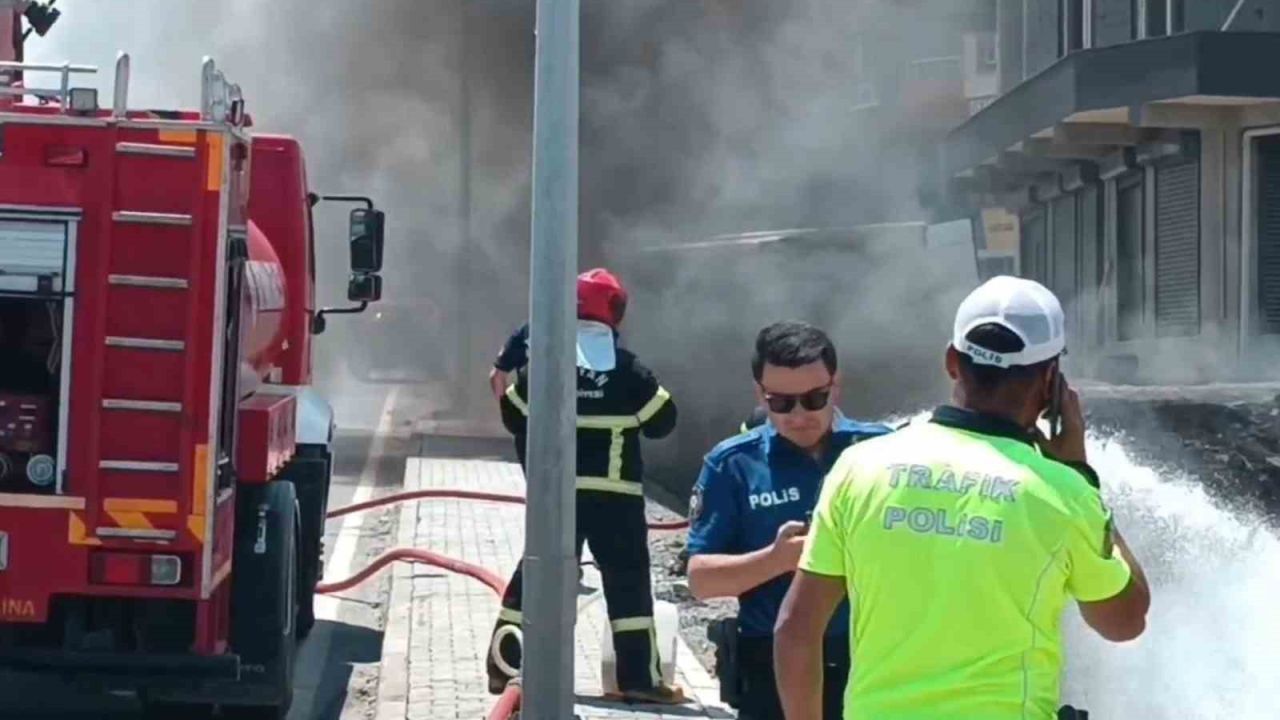 Tatvan’da lastik yangını elektrik hattına sıçradı: Yol trafiğe kapatıldı