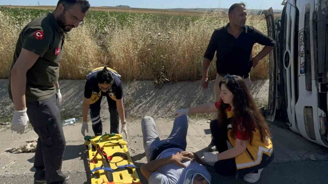 Tekirdağ’da moloz yüklü kamyon devrildi