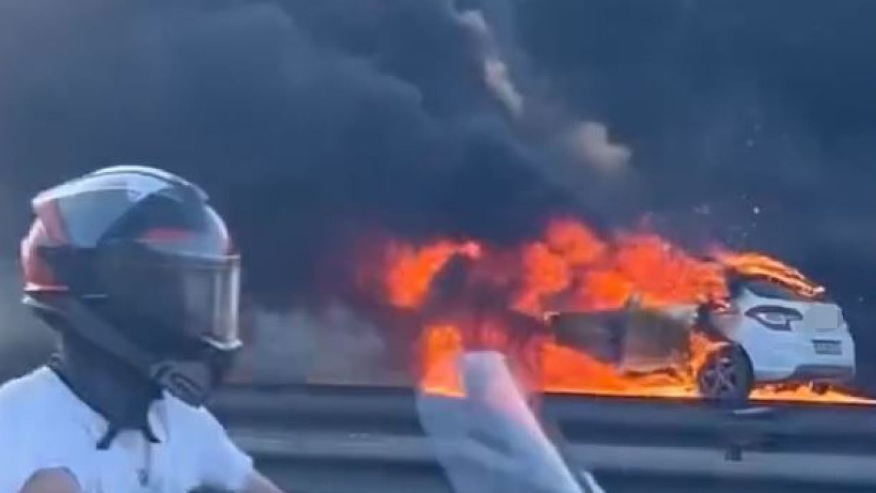 TEM Otoyolu’nda alev alev yanan otomobil kullanılamaz hale geldi