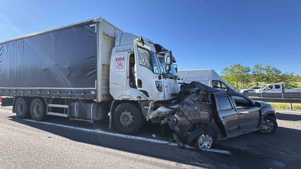 TEM Otoyolu’nda kamyon cipi önüne katıp sürükledi: 2 yaralı