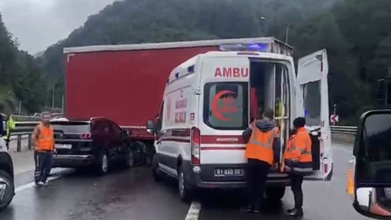 TEM Otoyolu’nda tırdan ayrılan dorseye otomobil çarptı: 2 yaralı