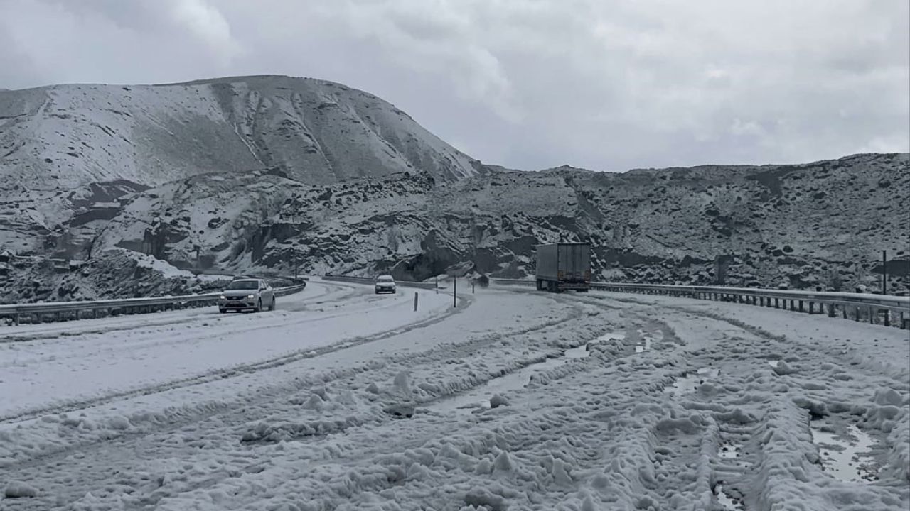 Tendürek Geçidi’nde dolu yağışı kışı aratmadı