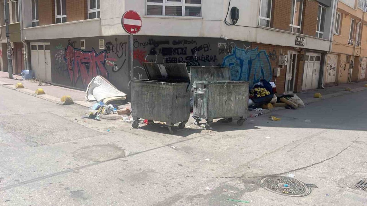 Tepebaşı’ndaki sokaklarda çevre ve görüntü kirliliğine sebep olan çöpler
