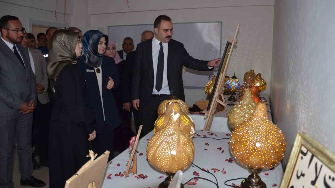 Tercan’da Hayat Boyu Öğrenme Haftası Sergisi açıldı