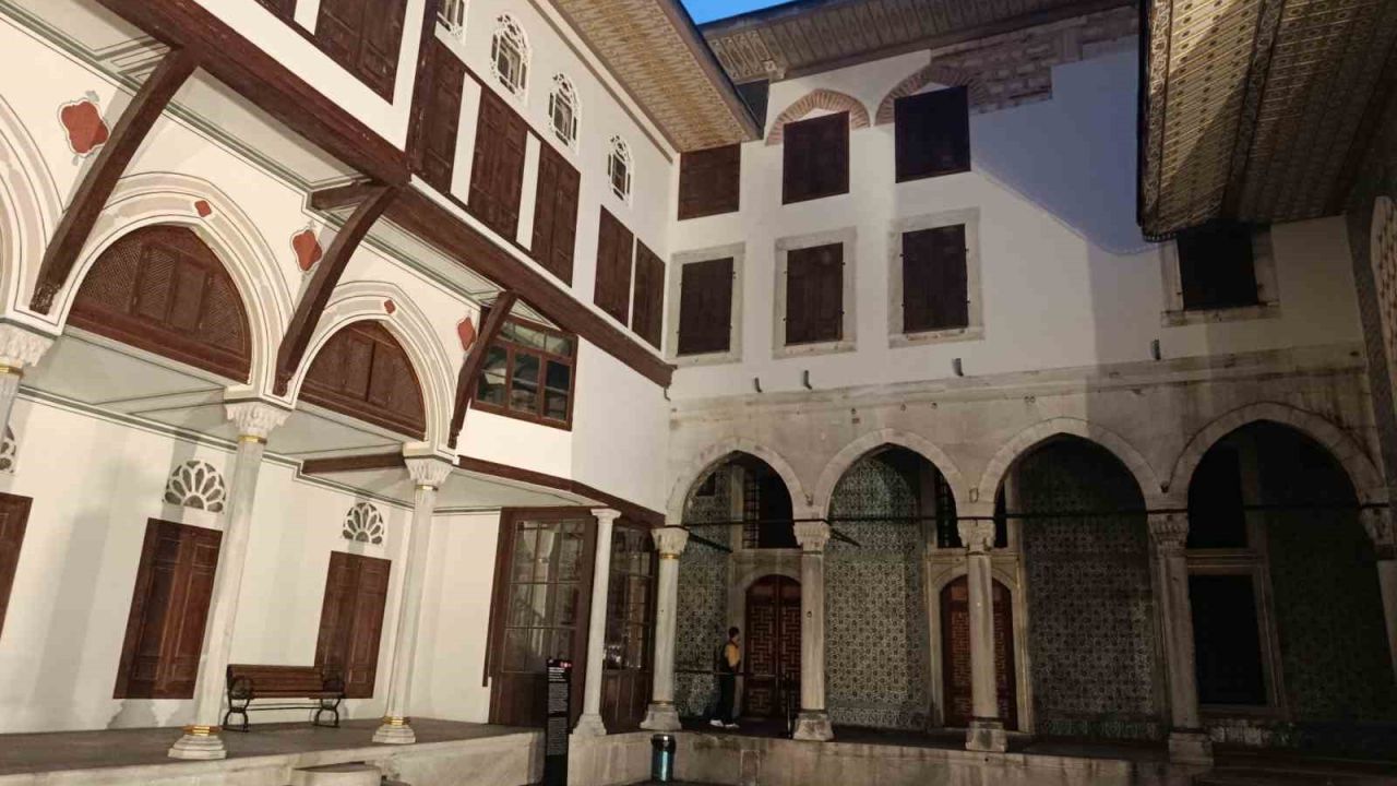 Topkapı Sarayı gece turlarıyla ziyaretçilerine kapılarını açtı