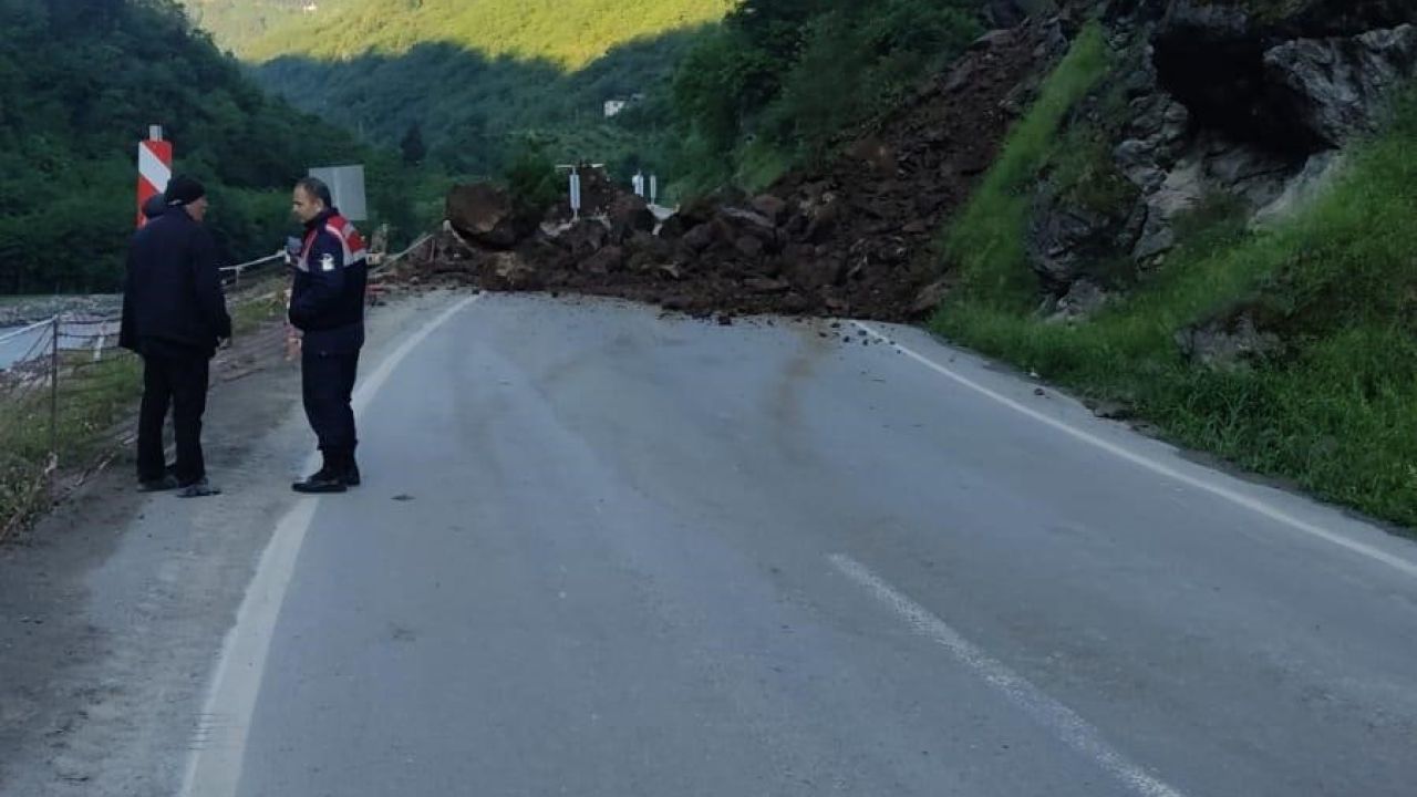 Trabzon-Bayburt karayolu heyelan nedeniyle ulaşıma kapandı