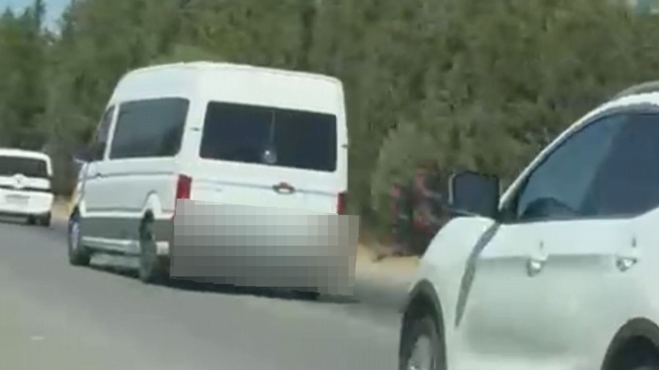 Trafiği tehlikeye düşüren minibüs sürücüsü sanal devriyeye takıldı