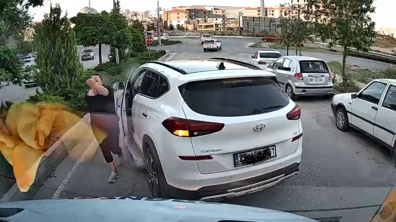 Trafikte yol kesip tepki gösteren sürücü kamerada