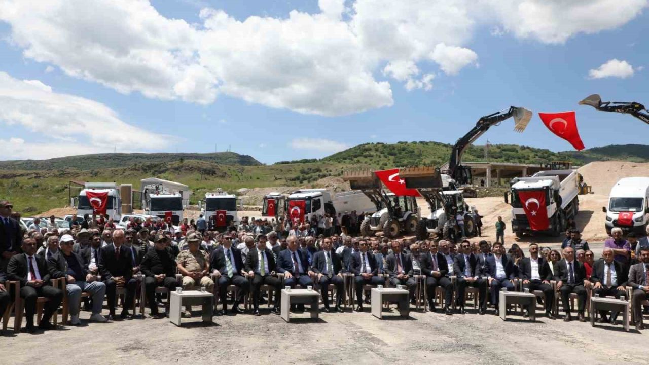 Tunceli’de 120 kilometrelik sıcak asfalt hedefi için ilk adım atıldı
