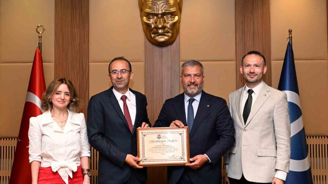 TURAK’tan Anadolu Üniversitesi EMYO’ya akreditasyon plaketi