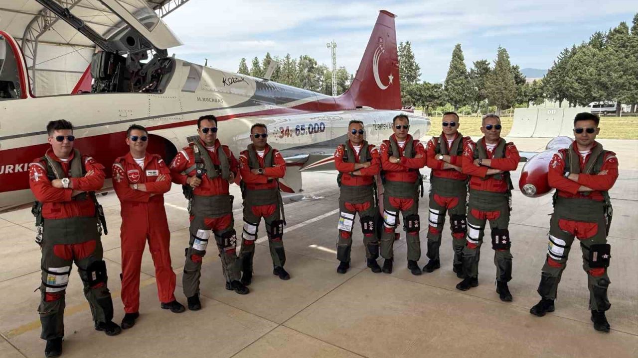 Türk Yıldızları ve SOLOTÜRK’ten İzmir semalarında nefes kesen prova