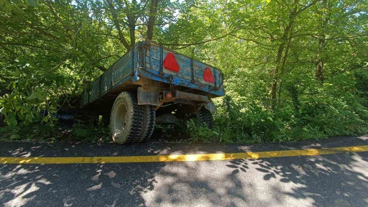 Türkeli’de traktör şarampole devrildi