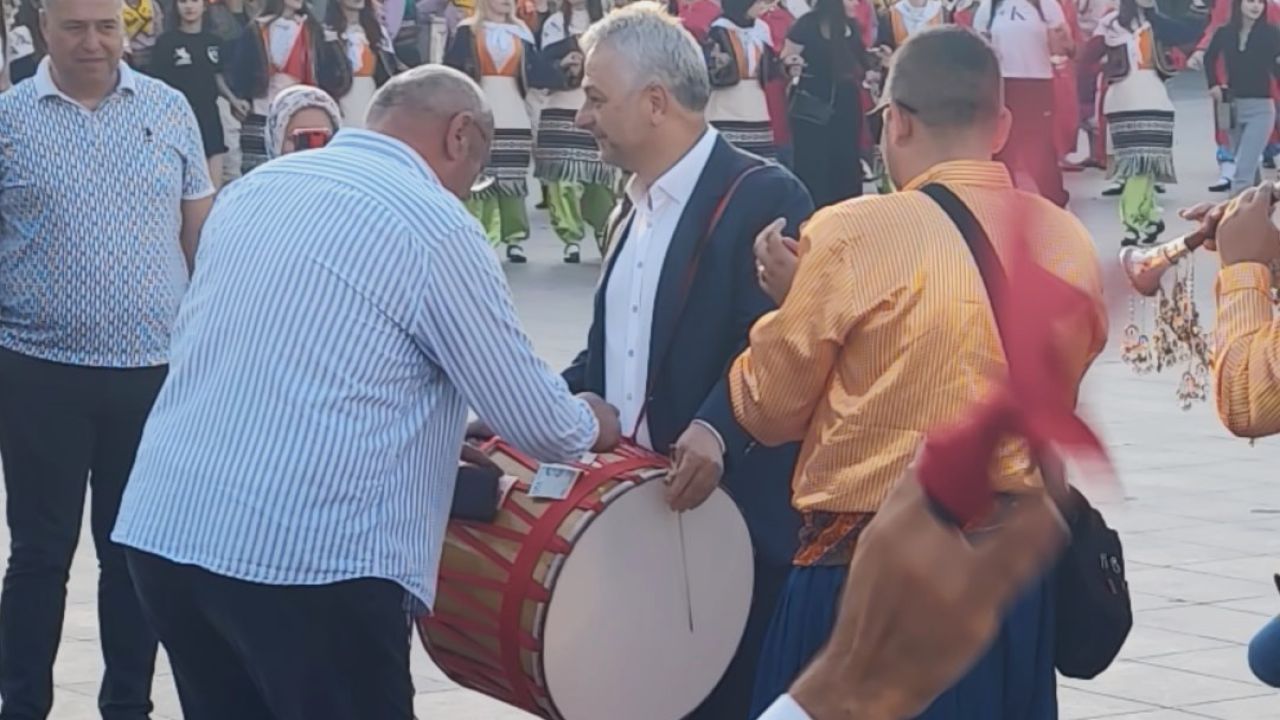Türkiye Halk Oyunları Federasyonu Başkanı davul çalarak bahşiş topladı