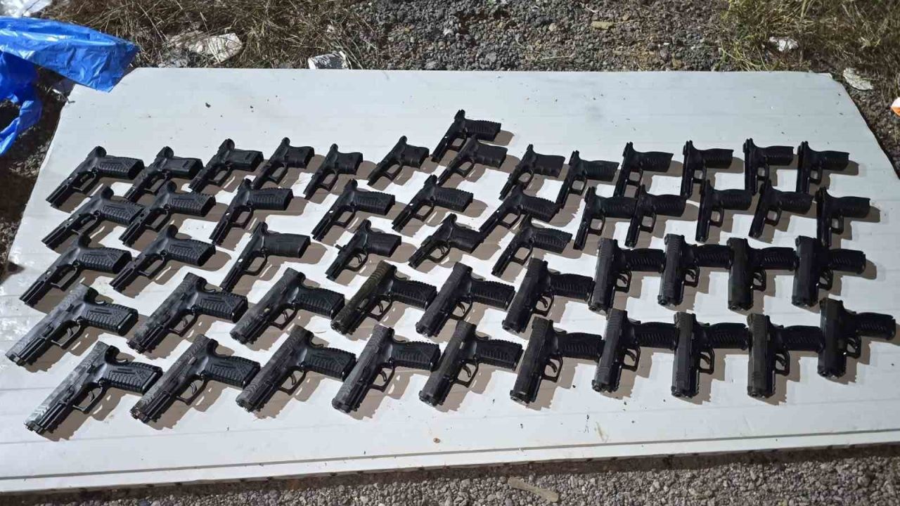 Tuzla’da toprağa gömülü kompresör tankında 20 silah ele geçirildi