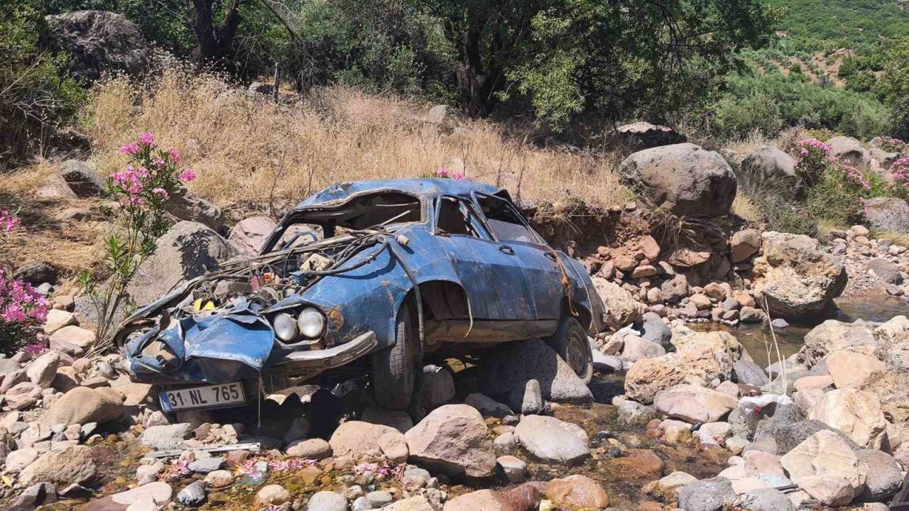 Uçurumdan yuvarlanarak hurdaya dönen otomobilin sürücüsü yaralandı