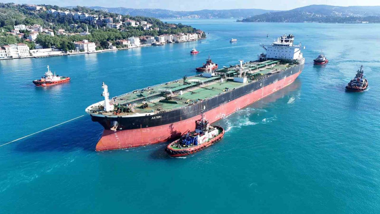 Ukrayna’nın vurduğu dev tanker İstanbul Boğazı’ndan geçirildi