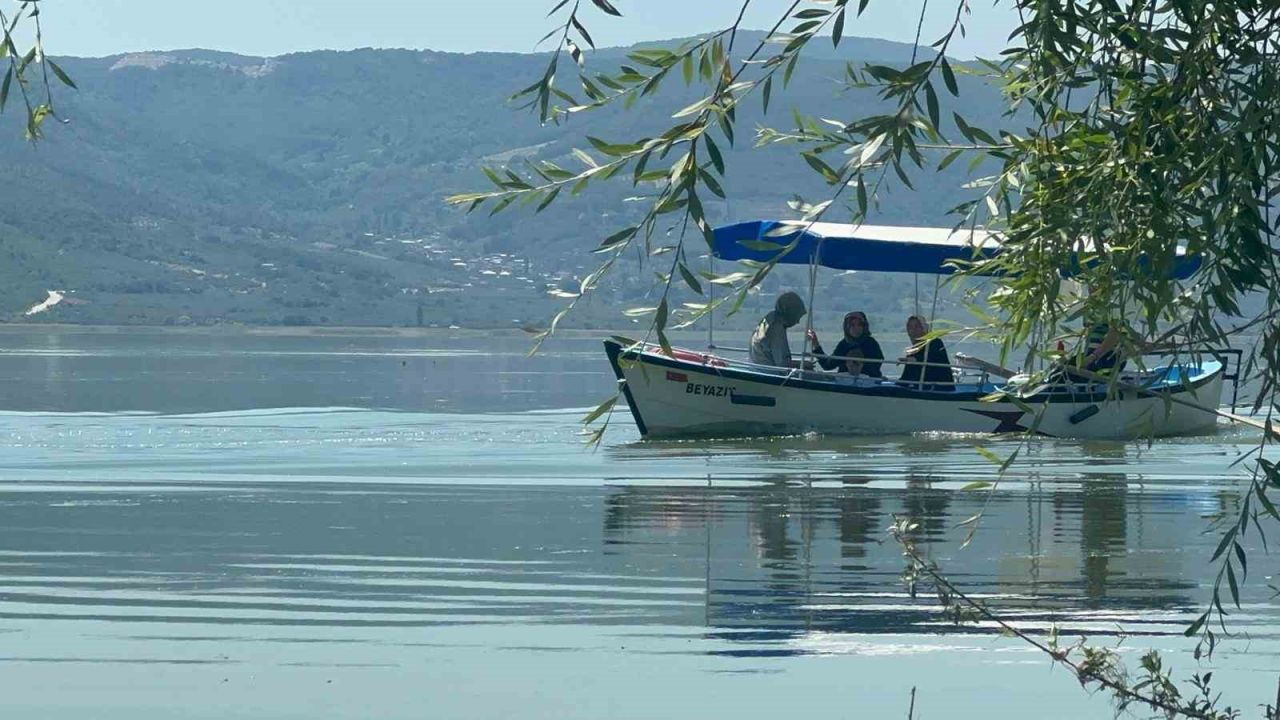 Uluabat Gölü’nün suları çekildi; Gölyazı’da hayat normale döndü