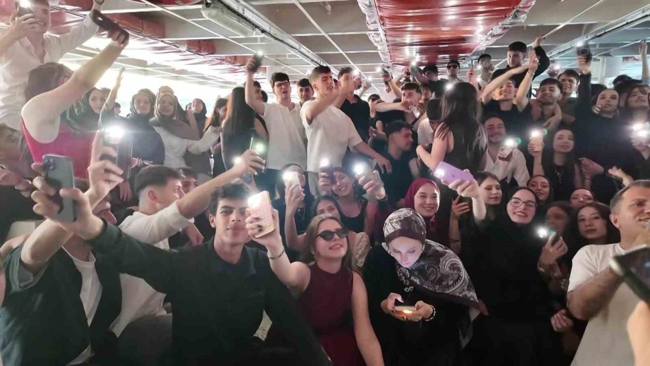 Ümraniyeli lise öğrencileri Boğaz turuyla mezuniyet coşkusunu yaşadı
