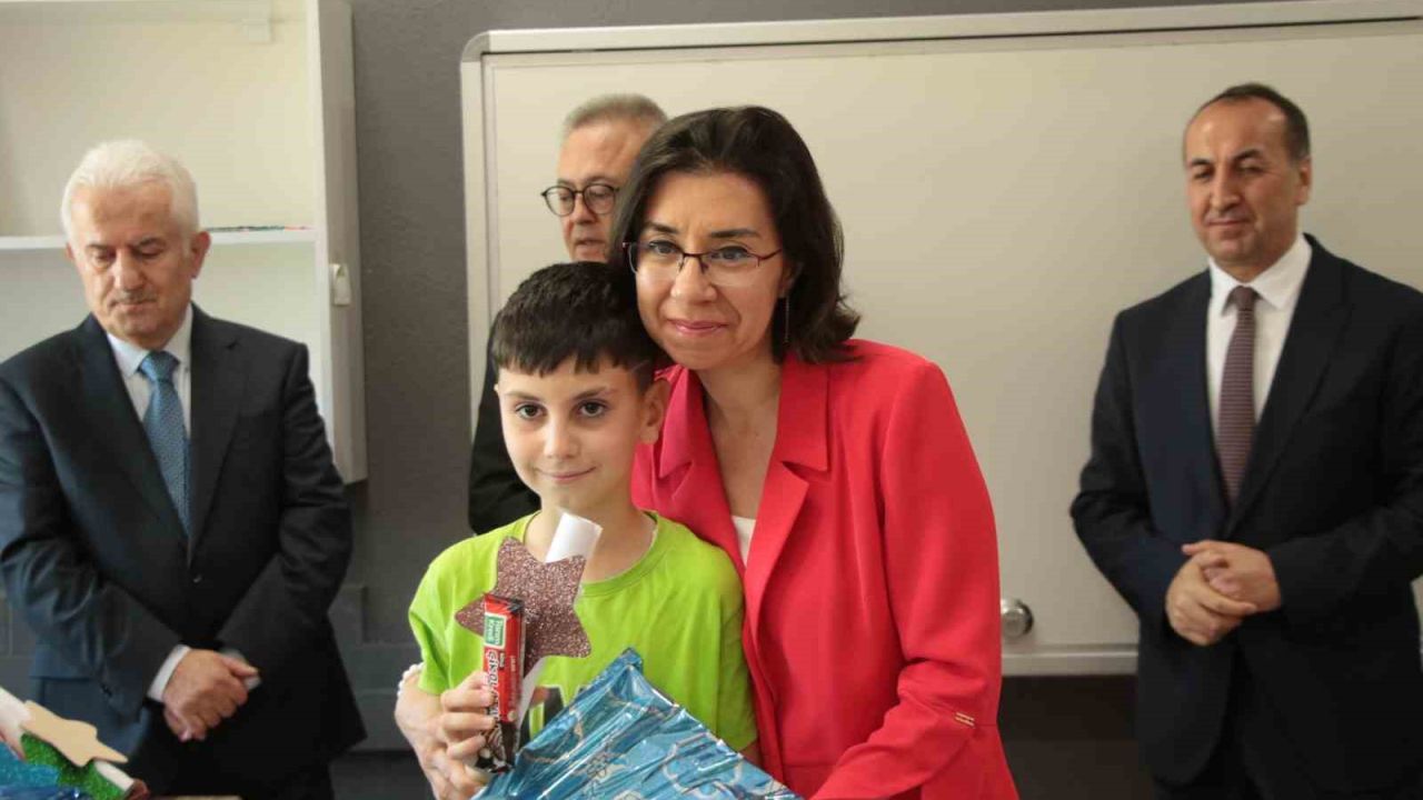 Uşak’ta 64 bin 344 öğrenci karne sevinci yaşadı