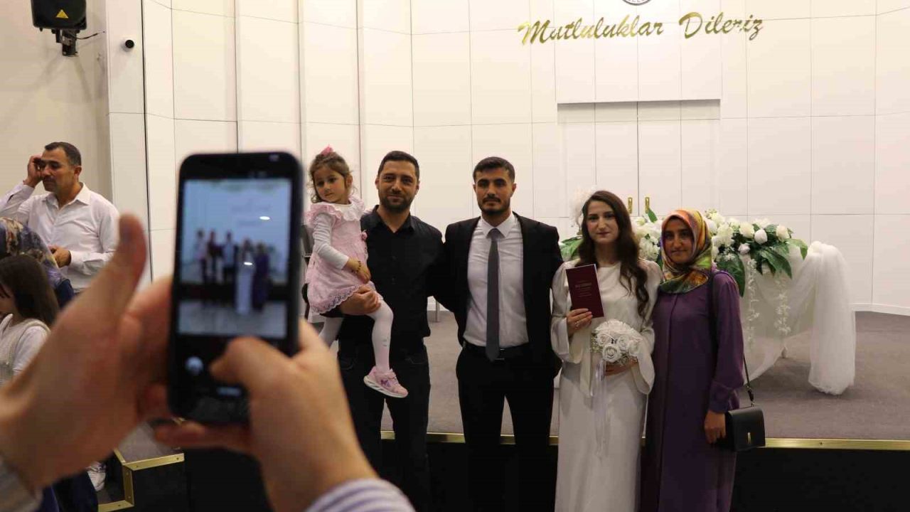 Uzmanı açıkladı: "Eğitim ve kariyer planları evlilik yaşını artırdı, kredi yaşı 35 olabilir"