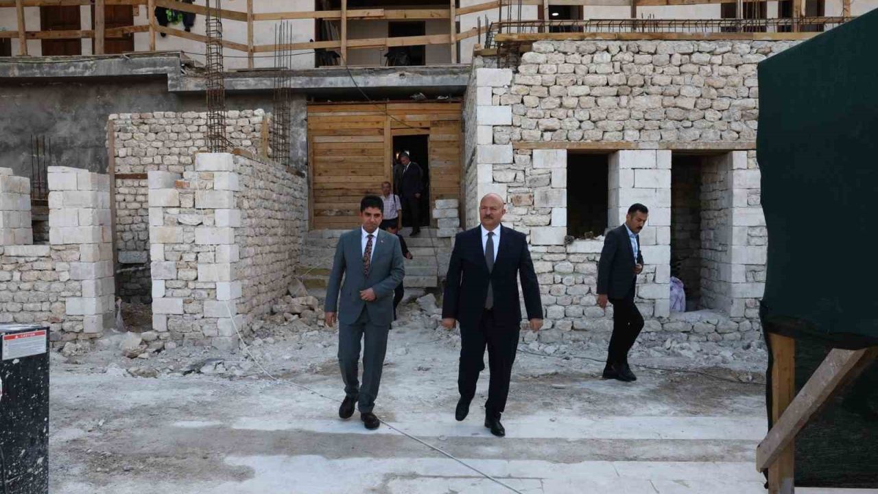 Vali Küçük, tarihi Tuz Hanı’ndaki çalışmaları inceledi