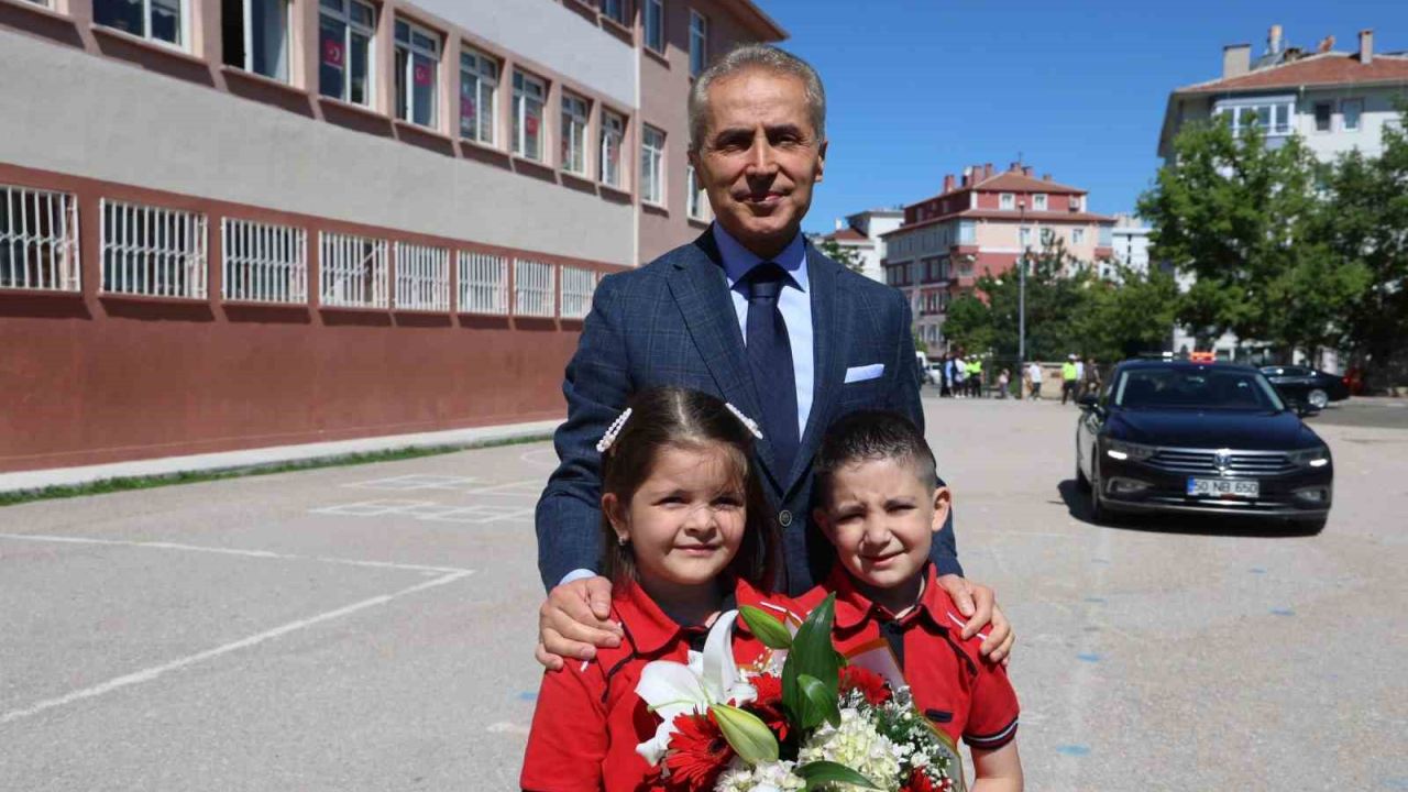 "Vali olmak istiyorum" diyen minik öğrenci karne törenine damga vurdu