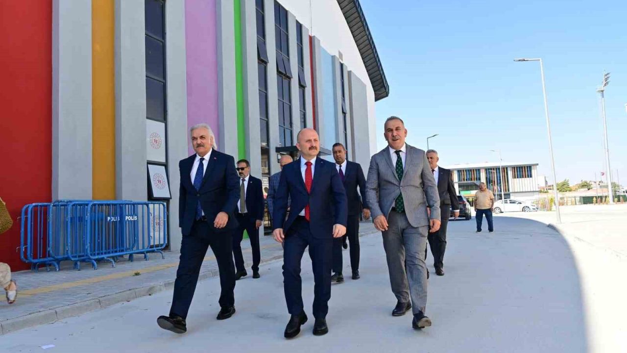 Vali Varol, Söke Gençlik ve Spor Kompleksi’nde incelemelerde bulundu