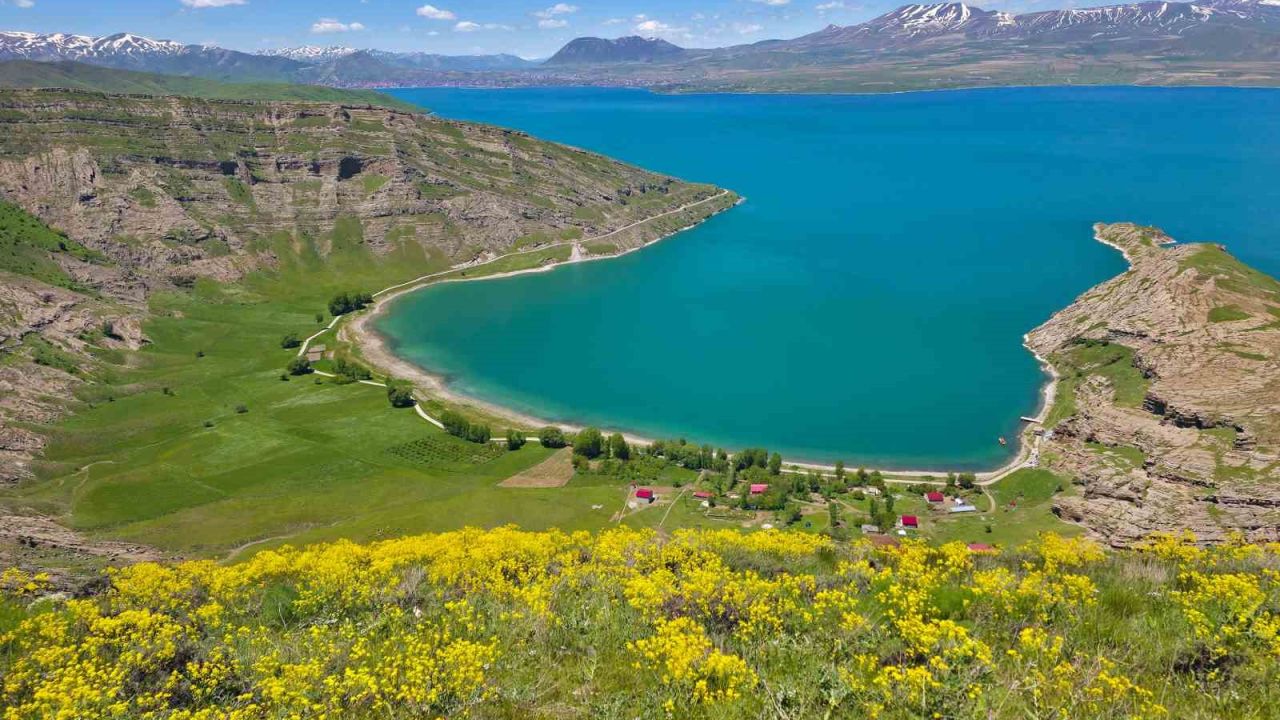 Van Gölü’nün kıyısındaki turizm cenneti: İncekaya köyü