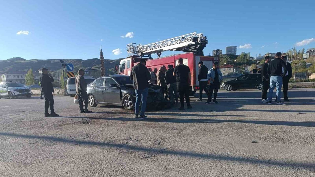 Van Özalp’te zincirleme kaza: 4 yaralı